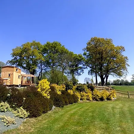 Le Vallon Des 5 Roses Bed & Breakfast 3*