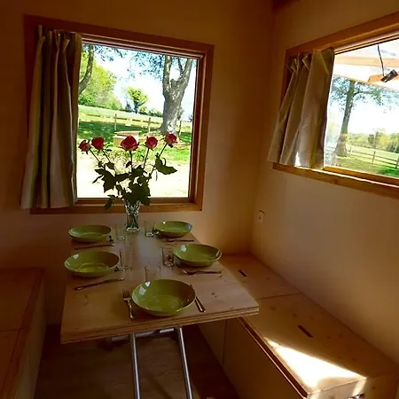 Le Vallon Des 5 Roses Bed & Breakfast